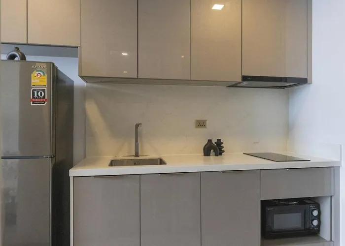 아파트 Near Rama 9 With Balcony, Pool, Gym & 5m To Mrt *