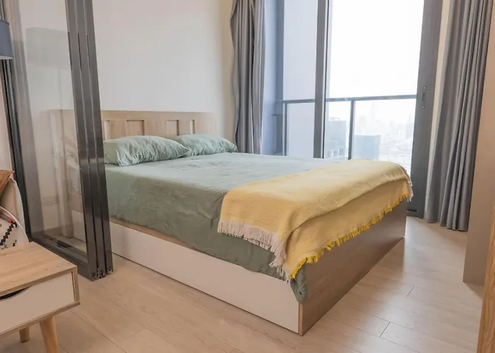 아파트 Near Rama 9 With Balcony, Pool, Gym & 5m To Mrt