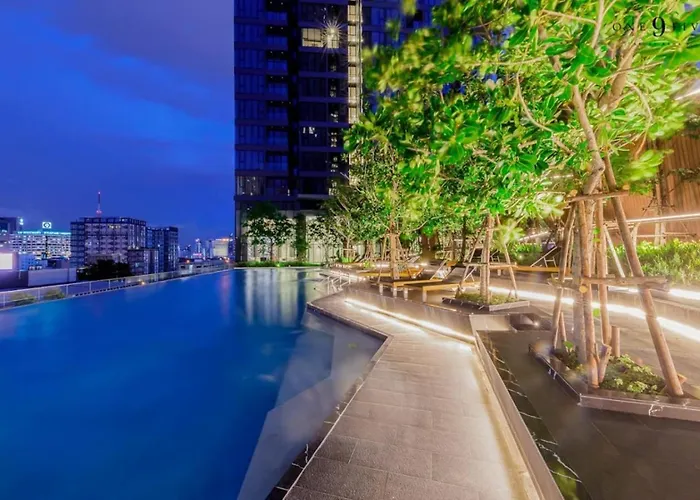 아파트 Near Rama 9 With Balcony, Pool, Gym & 5m To Mrt *