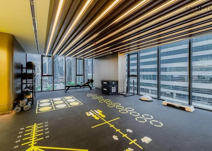 Near Rama 9 With Balcony, Pool, Gym & 5m To Mrt 아파트 방콕