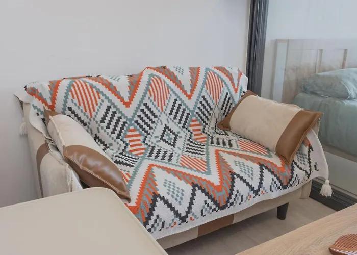 아파트 Near Rama 9 With Balcony, Pool, Gym & 5m To Mrt 방콕