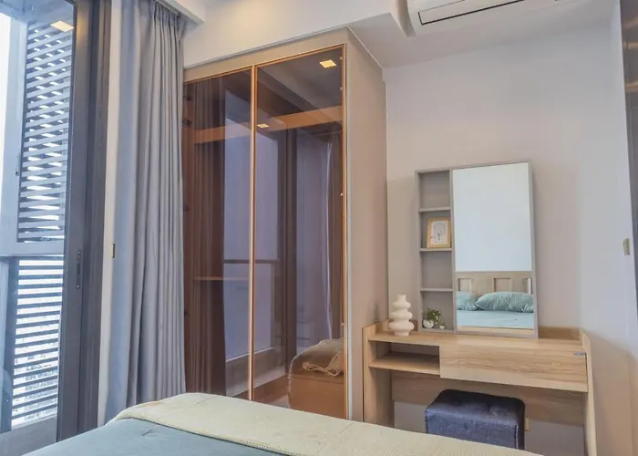Near Rama 9 With Balcony, Pool, Gym & 5m To Mrt 아파트