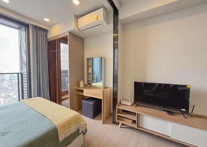 Near Rama 9 With Balcony, Pool, Gym & 5m To Mrt 아파트 방콕