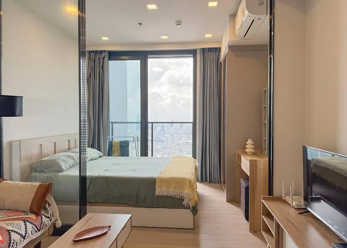 Near Rama 9 With Balcony, Pool, Gym & 5m To Mrt 방콕